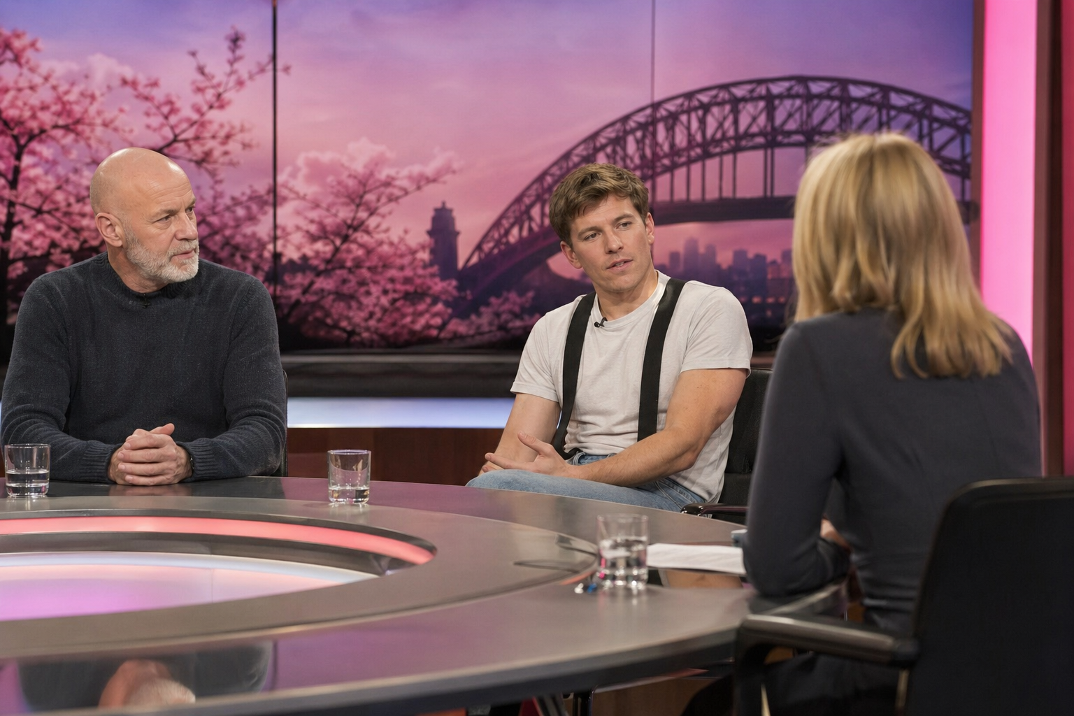 Televisie studiopaneel met presentatoren aan tafel